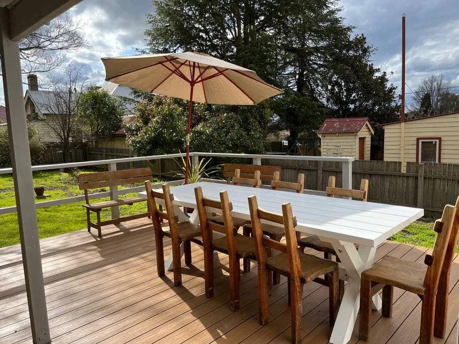 Outdoor dining table on the private deck at Quinn’s Cottage